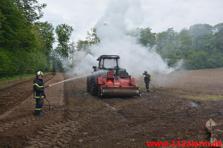 Ild i Landbrugsredskab. Birkelundvej Jelling. 31/05-2015. KL. 11:02.