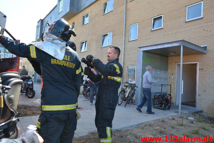 Brand i en Lejlighed. Løget Center 69 i Vejle.  09/06-2015. Kl. 10:45.
