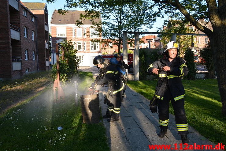 Ild i Skraldespand. Vedelsgade i Vejle. 11/06-2015. Kl. 20:08.