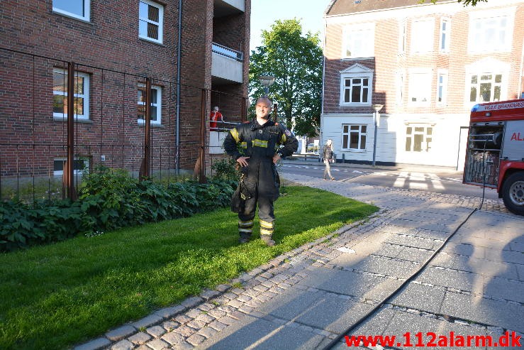 Ild i Skraldespand. Vedelsgade i Vejle. 11/06-2015. Kl. 20:08.