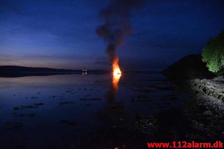 Brand i båd på Vejle Fjorden. 13/06-2015. KL. 01:46.