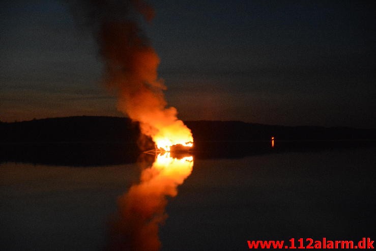 Brand i båd på Vejle Fjorden. 13/06-2015. KL. 01:46.