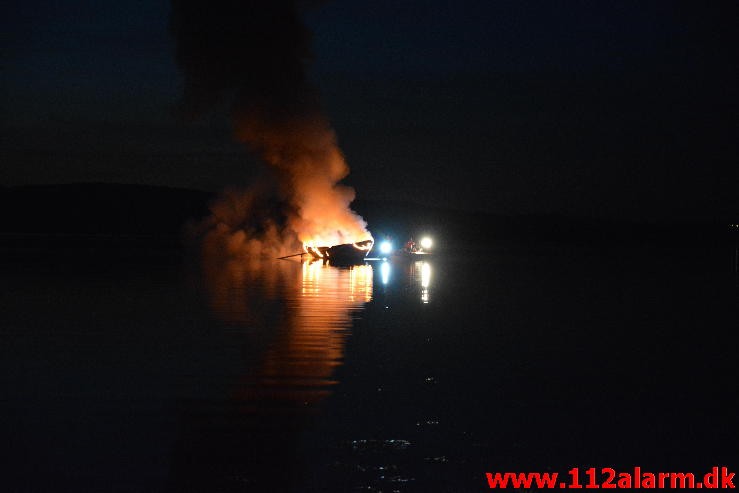 Brand i båd på Vejle Fjorden. 13/06-2015. KL. 01:46.