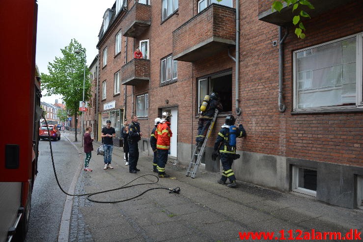 Brand i Etageejendom. Vesterbrogade 57 i Vejle. 13/06-2015. Kl. 18:01.