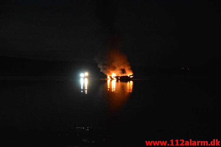 Brand i båd på Vejle Fjorden. 13/06-2015. KL. 01:46.