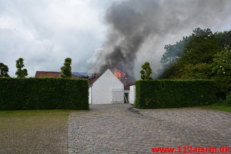 Mindre Brand. Thyrasvej i Jelling. 22:06-2015. Kl. 10:03.