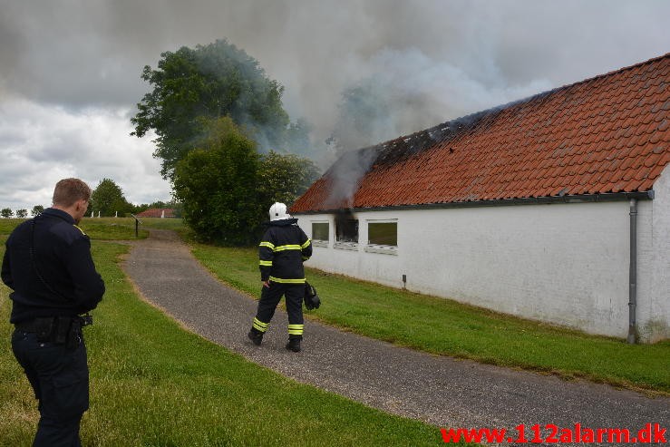 Mindre Brand. Thyrasvej i Jelling. 22:06-2015. Kl. 10:03.