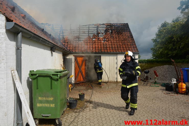 Mindre Brand. Thyrasvej i Jelling. 22:06-2015. Kl. 10:03.