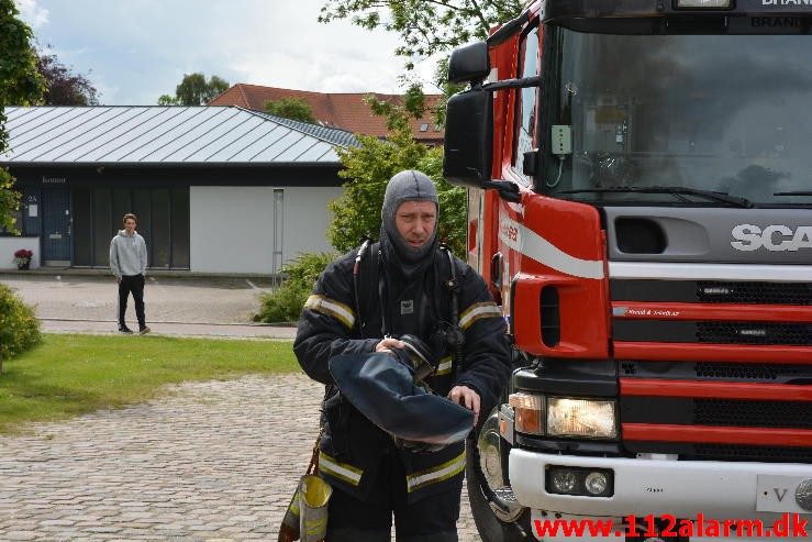 Mindre Brand. Thyrasvej i Jelling. 22:06-2015. Kl. 10:03.