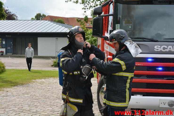 Mindre Brand. Thyrasvej i Jelling. 22:06-2015. Kl. 10:03.