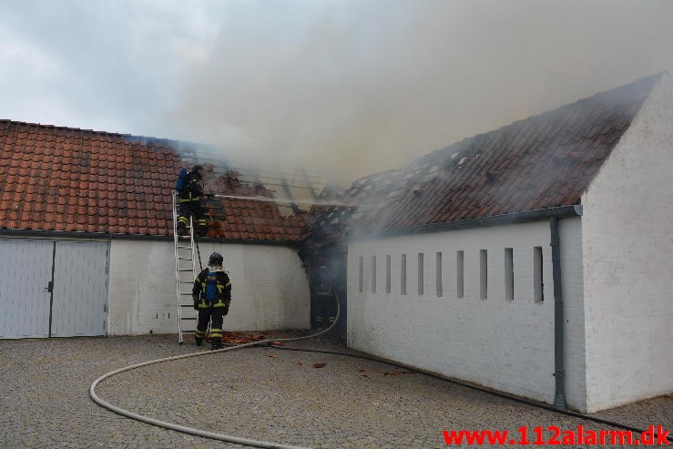 Mindre Brand. Thyrasvej i Jelling. 22:06-2015. Kl. 10:03.