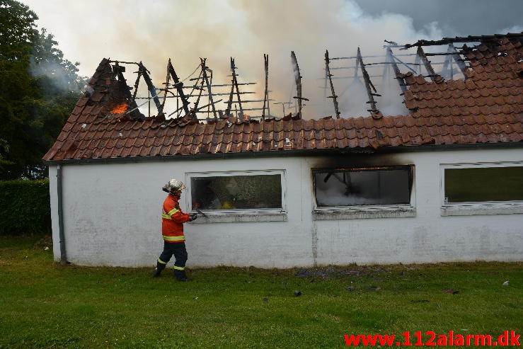 Mindre Brand. Thyrasvej i Jelling. 22:06-2015. Kl. 10:03.