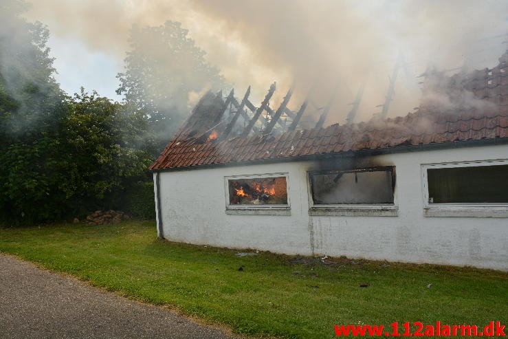 Mindre Brand. Thyrasvej i Jelling. 22:06-2015. Kl. 10:03.