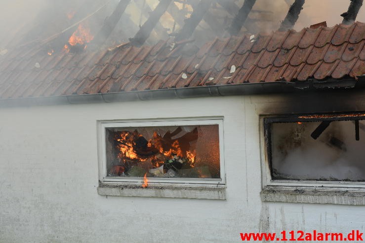 Mindre Brand. Thyrasvej i Jelling. 22:06-2015. Kl. 10:03.