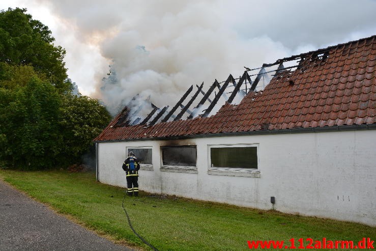 Mindre Brand. Thyrasvej i Jelling. 22:06-2015. Kl. 10:03.