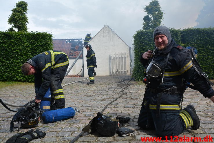 Mindre Brand. Thyrasvej i Jelling. 22:06-2015. Kl. 10:03.