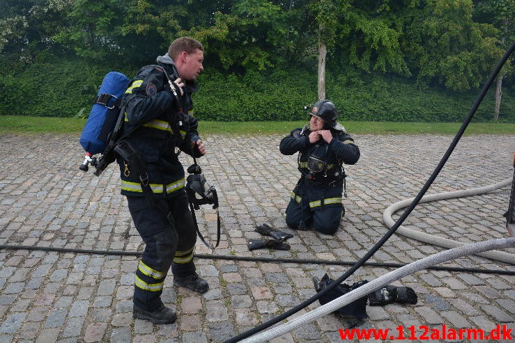 Mindre Brand. Thyrasvej i Jelling. 22:06-2015. Kl. 10:03.