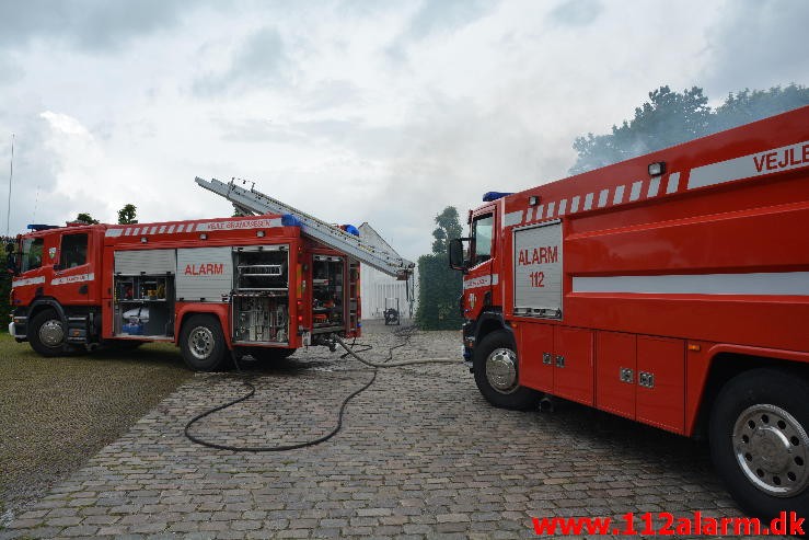 Mindre Brand. Thyrasvej i Jelling. 22:06-2015. Kl. 10:03.