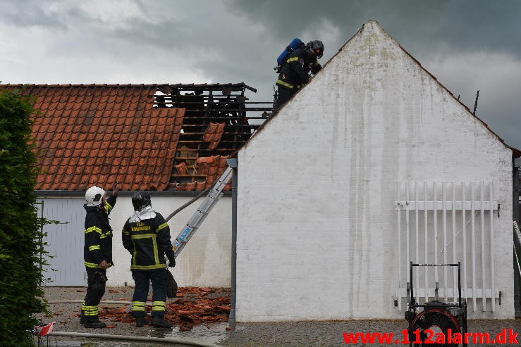 Mindre Brand. Thyrasvej i Jelling. 22:06-2015. Kl. 10:03.