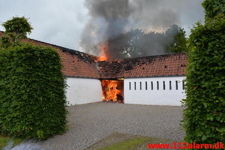 Mindre Brand. Thyrasvej i Jelling. 22:06-2015. Kl. 10:03.