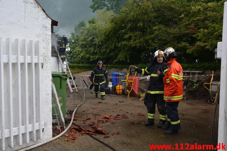 Mindre Brand. Thyrasvej i Jelling. 22:06-2015. Kl. 10:03.