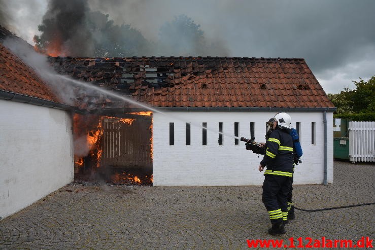 Mindre Brand. Thyrasvej i Jelling. 22:06-2015. Kl. 10:03.