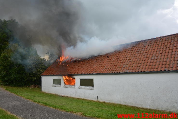 Mindre Brand. Thyrasvej i Jelling. 22:06-2015. Kl. 10:03.