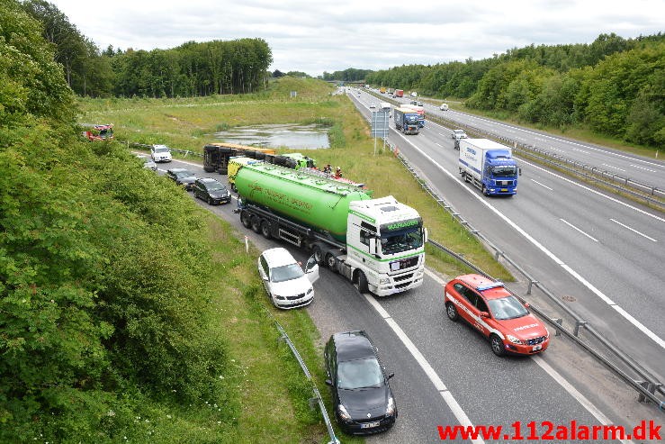Væltet lastbil. På motorvejstilkørsel ved Vejle. 24/06-2015. Kl. 15:43.