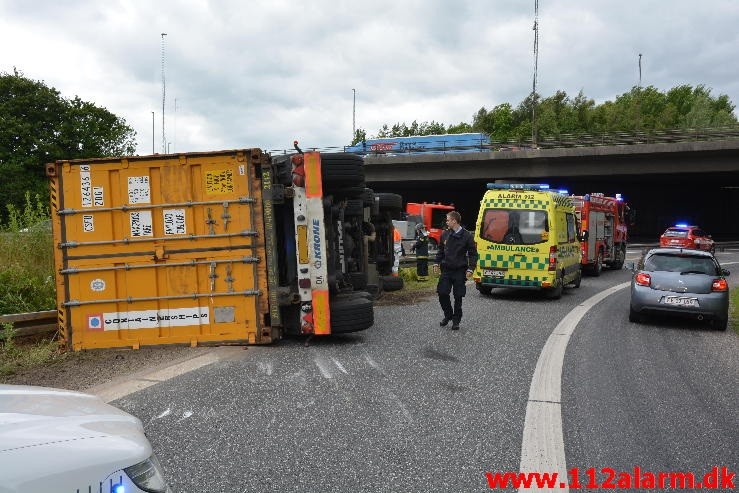 Væltet lastbil. På motorvejstilkørsel ved Vejle. 24/06-2015. Kl. 15:43.