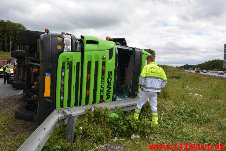 Væltet lastbil. På motorvejstilkørsel ved Vejle. 24/06-2015. Kl. 15:43.