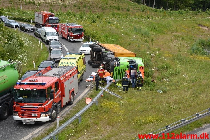 Væltet lastbil. På motorvejstilkørsel ved Vejle. 24/06-2015. Kl. 15:43.Væltet lastbil. På motorvejstilkørsel ved Vejle. 24/06-2015. Kl. 15:43.