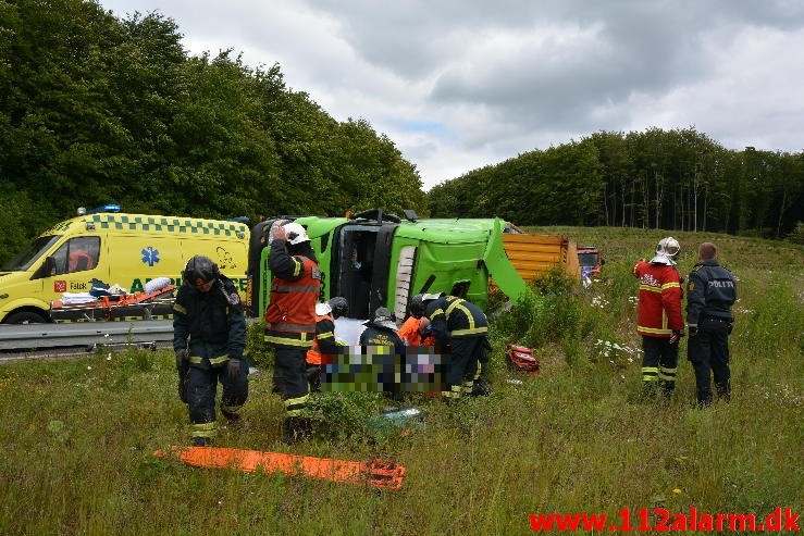 Væltet lastbil. På motorvejstilkørsel ved Vejle. 24/06-2015. Kl. 15:43.