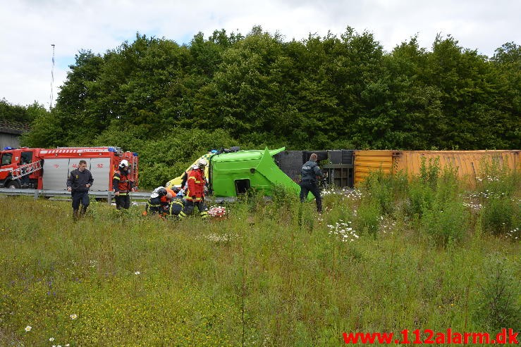 Væltet lastbil. På motorvejstilkørsel ved Vejle. 24/06-2015. Kl. 15:43.