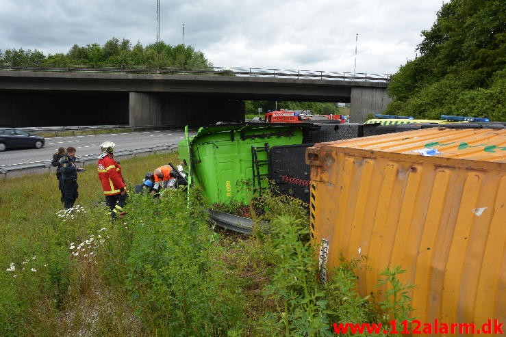 Væltet lastbil. På motorvejstilkørsel ved Vejle. 24/06-2015. Kl. 15:43.