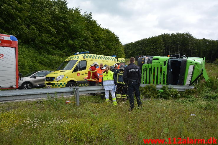 Væltet lastbil. På motorvejstilkørsel ved Vejle. 24/06-2015. Kl. 15:43.