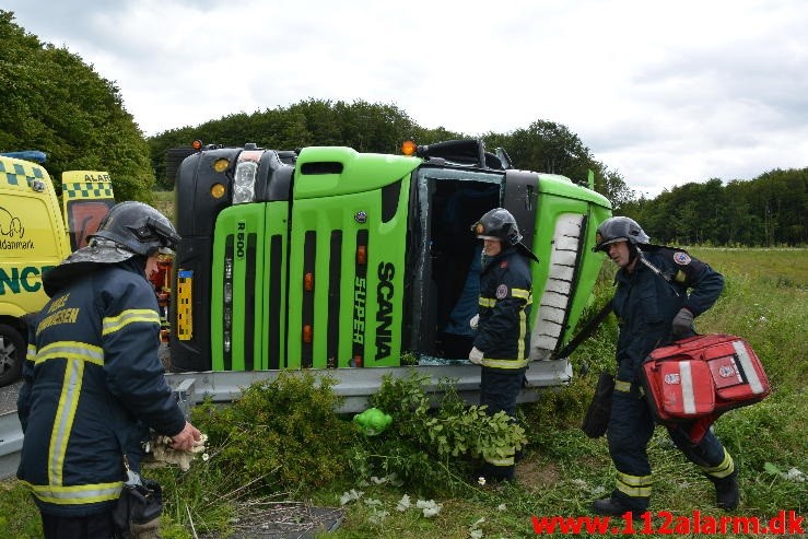 Væltet lastbil. På motorvejstilkørsel ved Vejle. 24/06-2015. Kl. 15:43.