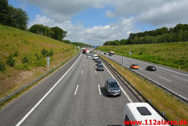 Større olieudslip. E45 motorvejen i sydgående. 29/06-2015. Kl. 11:02.