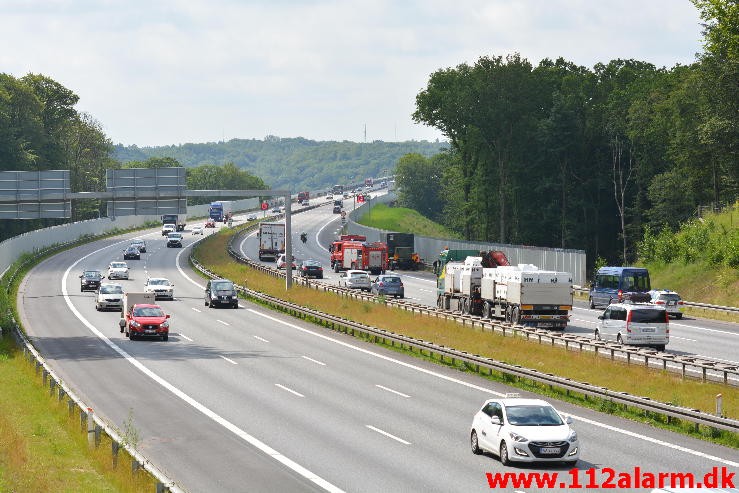 Større olieudslip. E45 motorvejen i sydgående. 29/06-2015. Kl. 11:02.