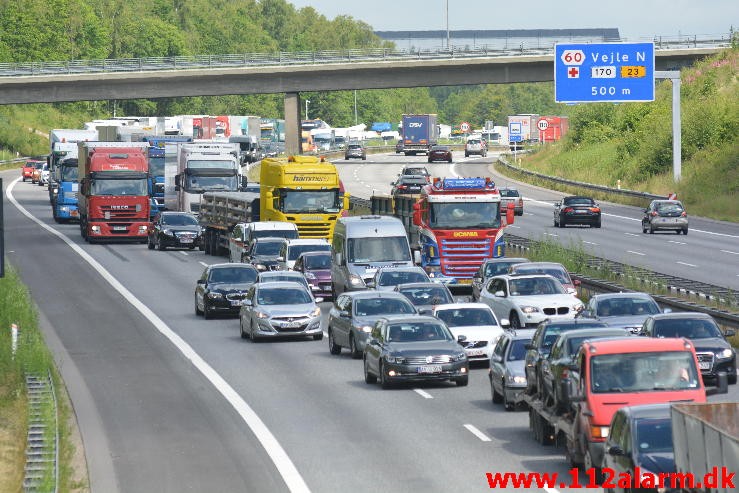 Større olieudslip. E45 motorvejen i sydgående. 29/06-2015. Kl. 11:02.