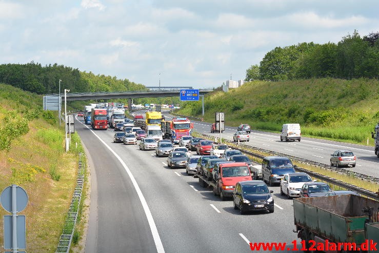 Større olieudslip. E45 motorvejen i sydgående. 29/06-2015. Kl. 11:02.