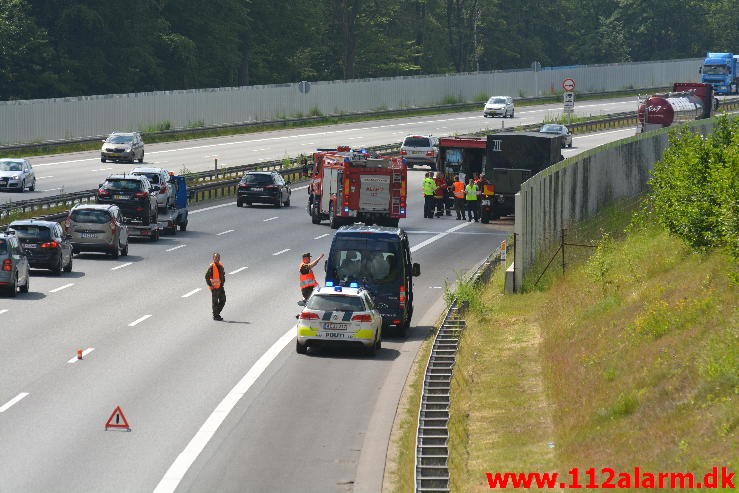 Større olieudslip. E45 motorvejen i sydgående. 29/06-2015. Kl. 11:02.