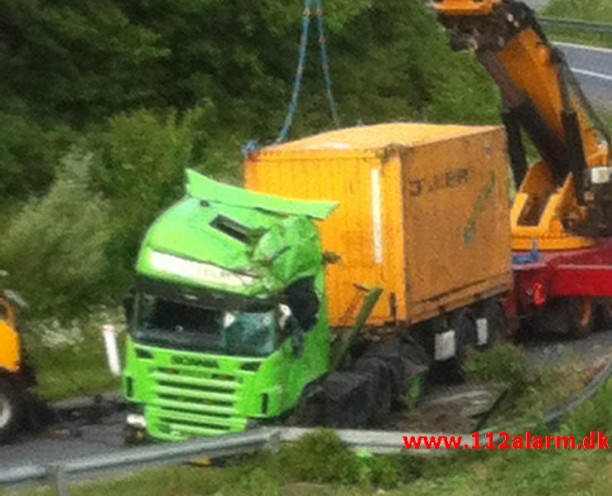 Væltet lastbil. På motorvejstilkørsel ved Vejle. 24/06-2015. Kl. 21:00