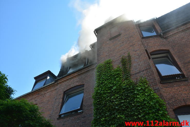 Brand i Lejlighed. Vardevej i Vejle. 02/07-2015. Kl. 15:06.