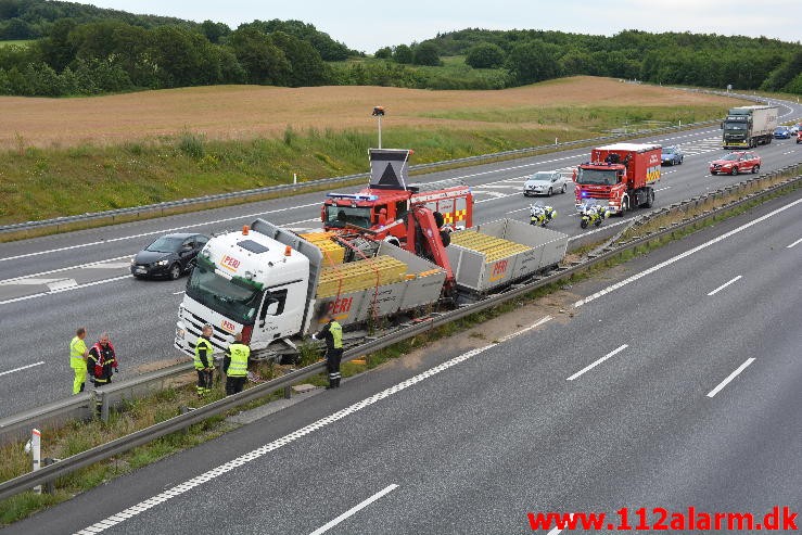 Lastbilen havnede i midterautoværn. Motorvejen E45 i nordgående spor. 14/07-2015. Kl. 19:14.