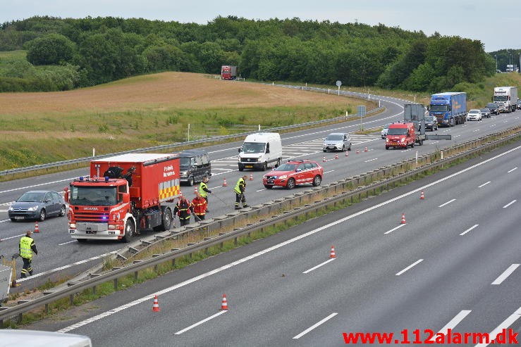 Lastbilen havnede i midterautoværn. Motorvejen E45 i nordgående spor. 14/07-2015. Kl. 19:14.