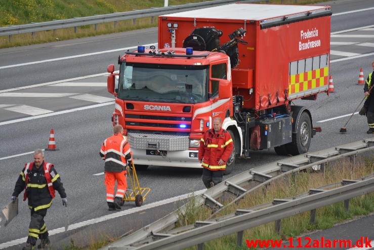 Lastbilen havnede i midterautoværn. Motorvejen E45 i nordgående spor. 14/07-2015. Kl. 19:14.