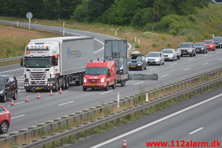 Lastbilen havnede i midterautoværn. Motorvejen E45 i nordgående spor. 14/07-2015. Kl. 19:14.