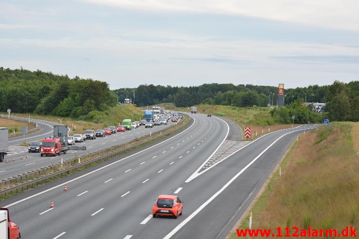 Lastbilen havnede i midterautoværn. Motorvejen E45 i nordgående spor. 14/07-2015. Kl. 19:14.