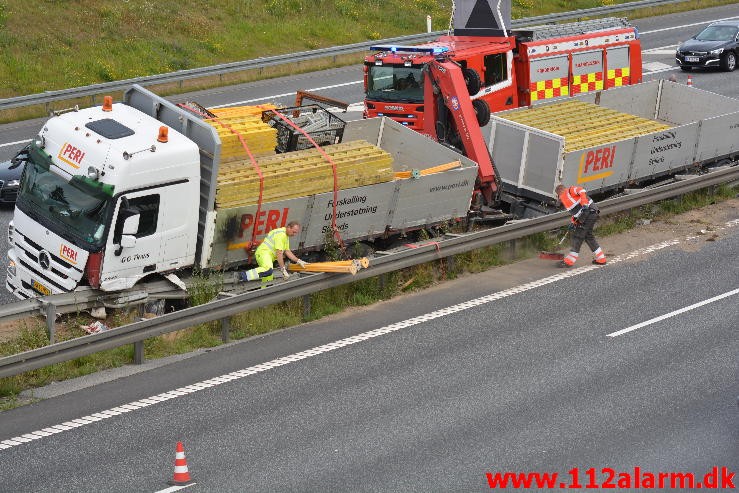 Lastbilen havnede i midterautoværn. Motorvejen E45 i nordgående spor. 14/07-2015. Kl. 19:14.