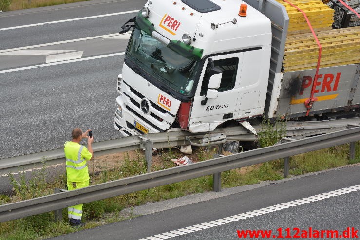 Lastbilen havnede i midterautoværn. Motorvejen E45 i nordgående spor. 14/07-2015. Kl. 19:14.